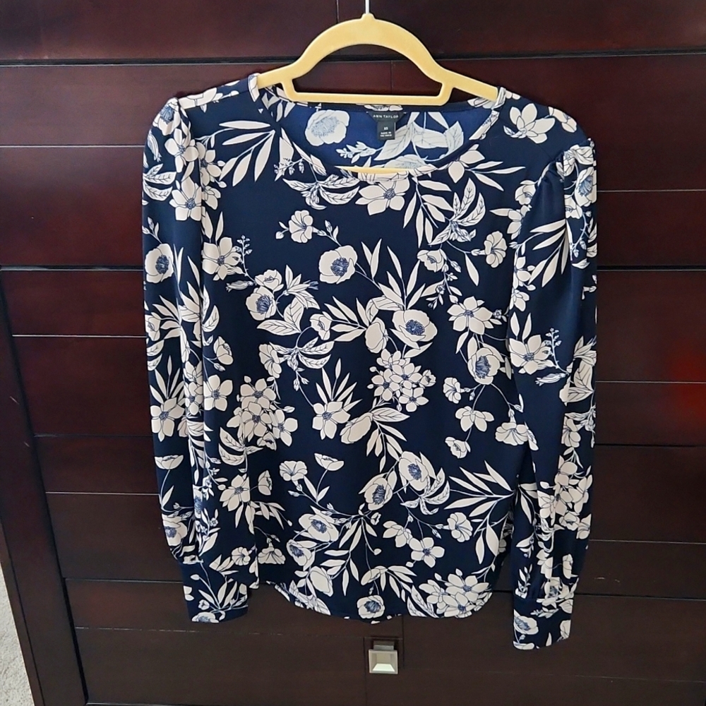 Ann Taylor cuffed long sleeve magnolia blouse